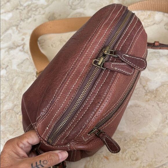 Roots Leather Vintage Crossbody Bag - Picture 12 of 16